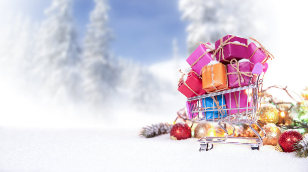 手推车满礼物包上的雪背景和冬季景观图片下载