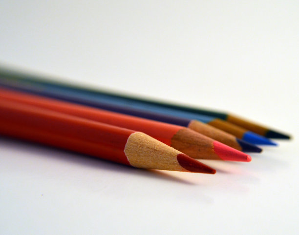 一排彩色铅笔。图片下载