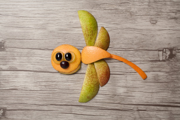 有趣的水果蜻蜓在木制的背景图片下载