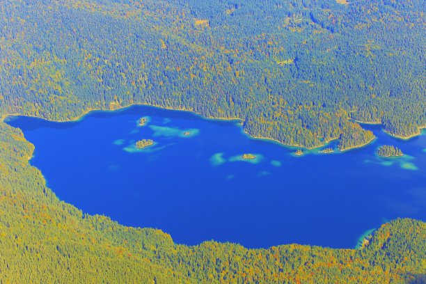 鸟瞰图美丽的田园诗般的Eibsee高山绿松色湖泊反射在金色的日出，从上面的Zugspitze山峰-戏剧性和雄伟的风景在巴伐利亚阿尔卑斯，金色的秋天-加米施，巴伐利亚，德国图片下载