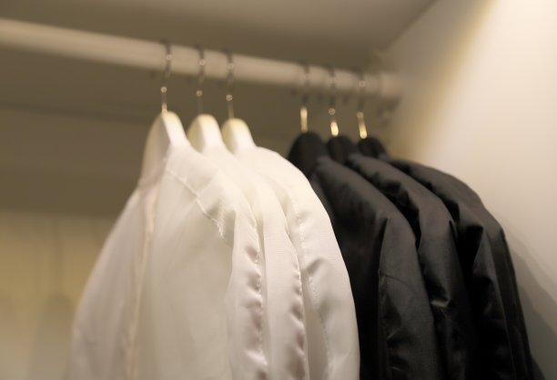 男式衬衫在柜子里图片下载