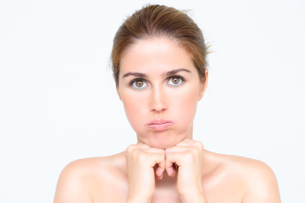 白色背景上美丽的年轻女人的肖像图片下载