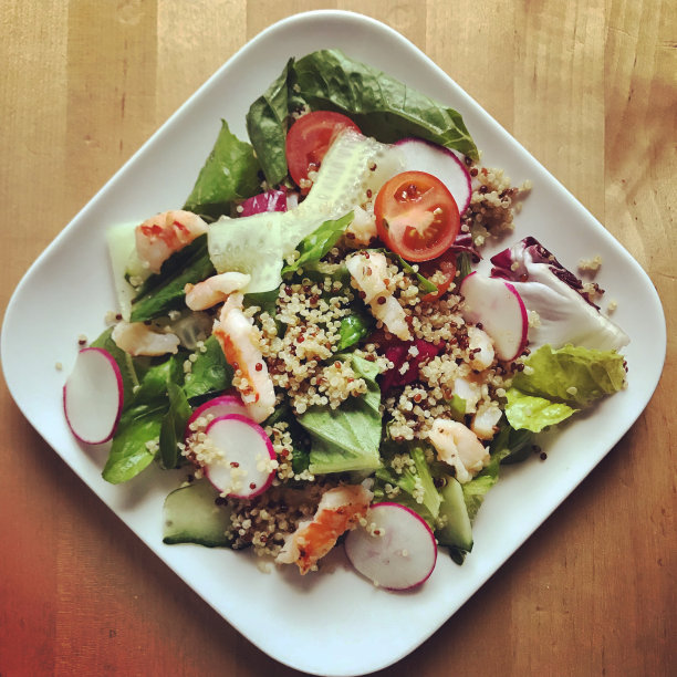 健康午餐:鲜虾沙拉配蔬菜和藜麦图片下载