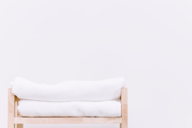 在木质背景上堆叠毛巾图片下载