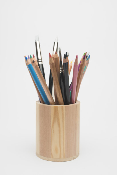 装有蜡笔和毛笔的木制铅笔盒图片下载