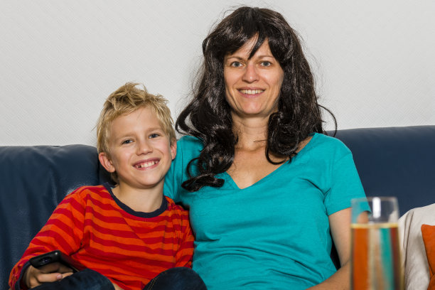 母亲和儿子在看电视图片下载