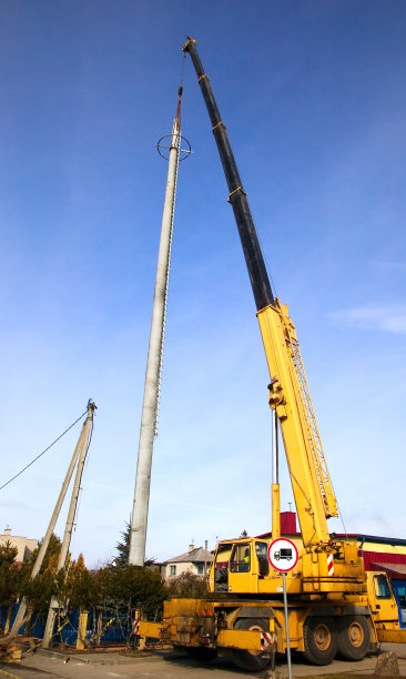 起重机正在建造通信天线图片下载