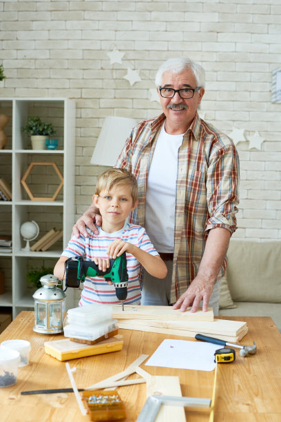 爷爷和孙子摆姿势拍照图片下载