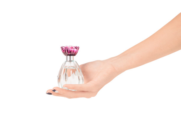 美丽的女性手里拿着一瓶香水图片下载