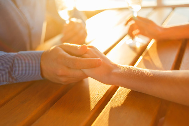 幸福的情侣在游艇上喝香槟图片下载