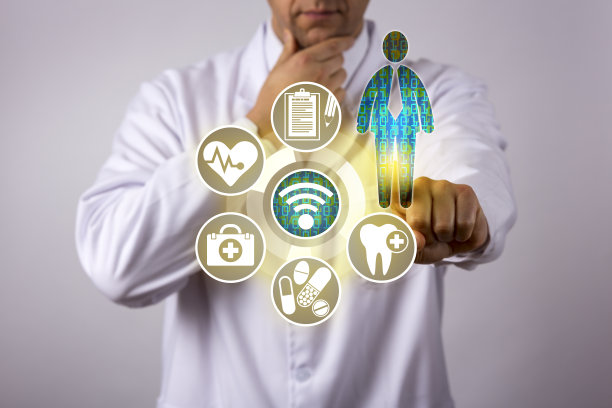 医生考虑患者健康护理数据图片下载