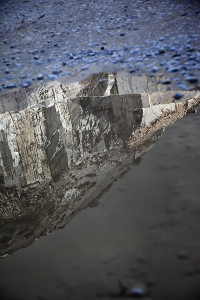 卡拉拉大理石采石场的反射。图片下载