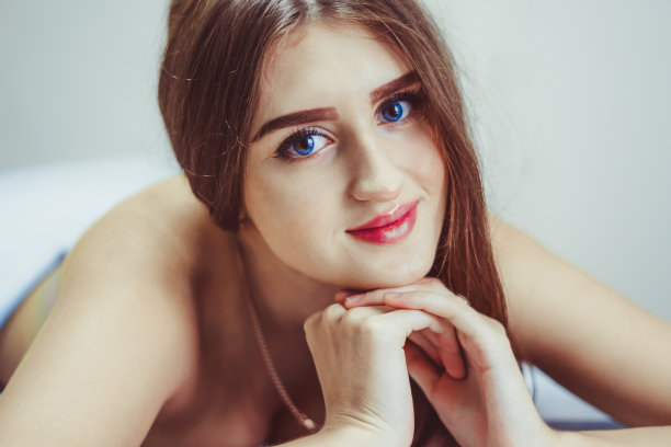 女人躺在按摩床上图片下载