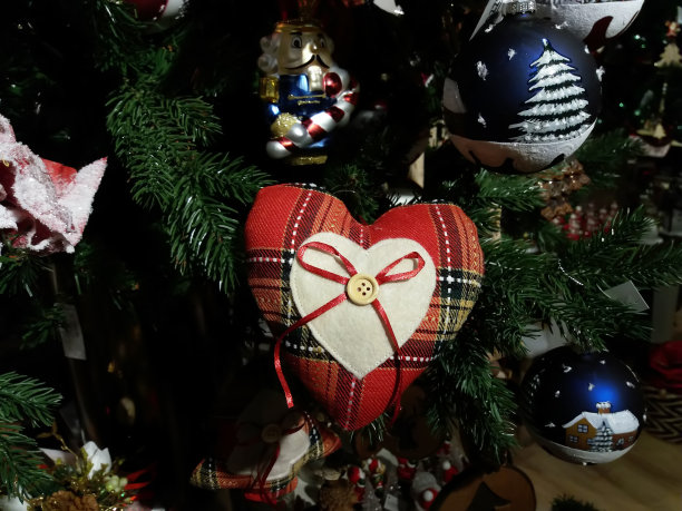 圣诞树和圣诞装饰品图片下载