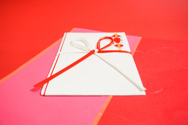 日本人手中的袋子里放着庆祝的钱。图片下载