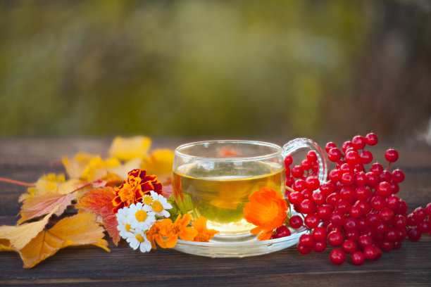 桌上漂亮的玻璃碗里盛着美味的秋茶图片下载