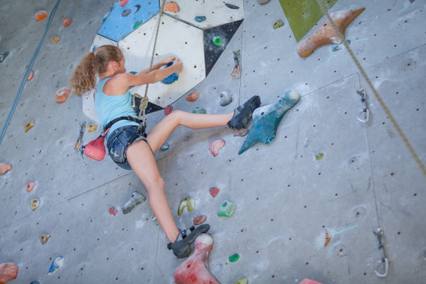 十几岁的孩子在攀岩图片下载