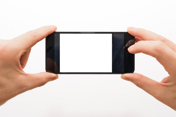 两名男性的手横向拿着智能手机准备拍照孤立的白色图片下载