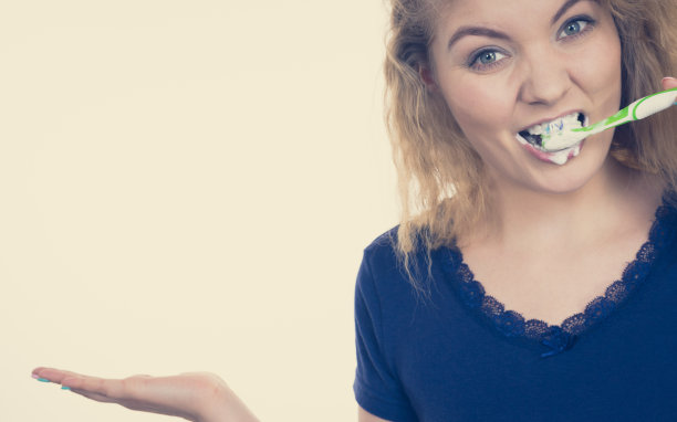 刷牙的女人张开手图片下载