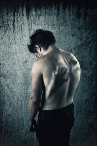 一个赤膊男子的背部，里面有一个人在推他的皮肤图片下载