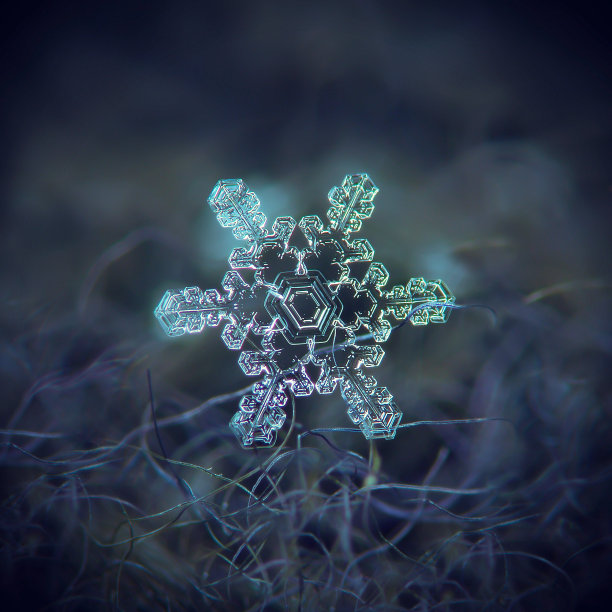 雪花在深色的纹理背景上闪闪发光素材图片