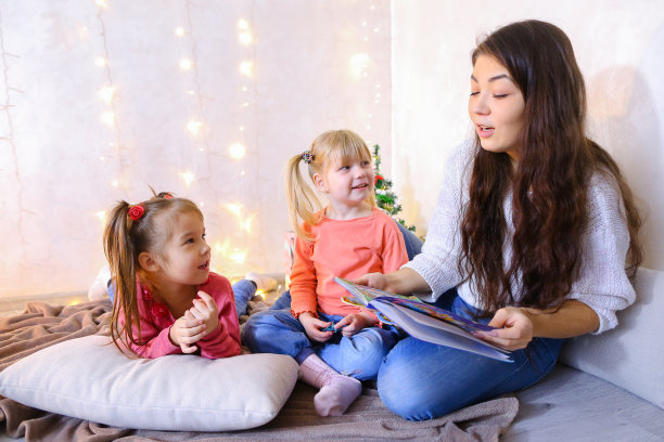 漂亮的姐姐和小女孩玩得很开心图片下载