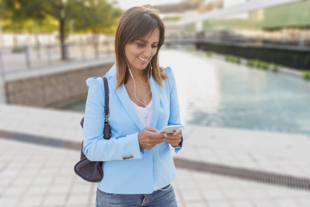 阳光明媚的户外美女图片下载