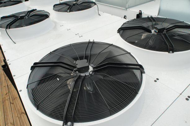 屋顶通风和空调系统。图片下载