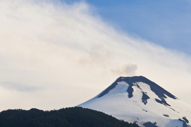 比利亚里卡火山在普坎图片下载