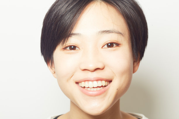 摄影棚拍下了一个年轻女子的特写照片图片下载