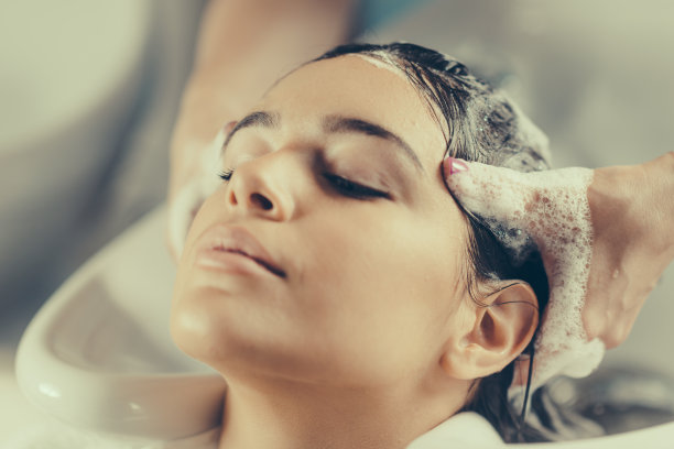 在美发沙龙洗头图片下载