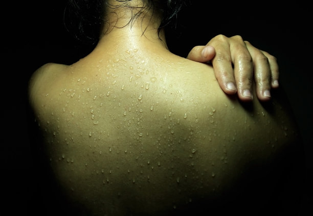 女人身上出汗，锻炼身体，健康理念图片下载