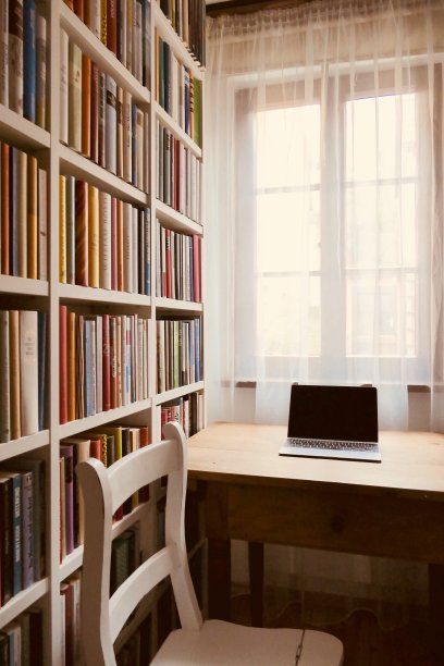 办公室视图:在窗口放置笔记本电脑的办公桌图片下载