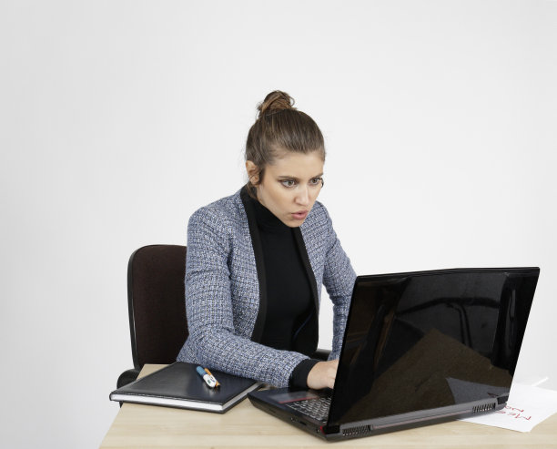 职场骚扰女商人因收到辱骂短信而愤怒图片下载