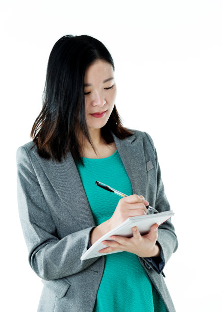 女商人在白色背景的笔记本上写字图片下载