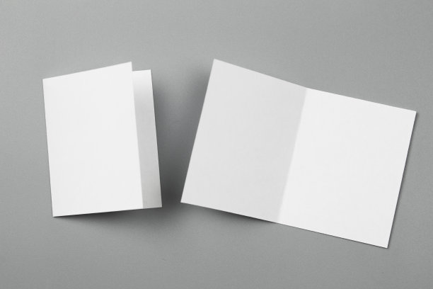 空白肖像模型纸。小册子杂志孤立在灰色上，多变的背景/白纸孤立在灰色上素材图片