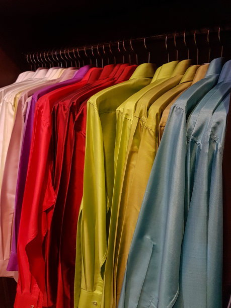 泰国丝绸商店的衣架上挂着泰国丝绸面料的男士衬衫，呈现出多种色调。图片下载