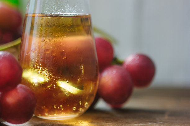 玻璃杯中的葡萄汁图片下载