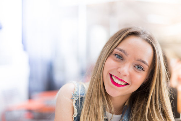 快乐少女户外，正面人像照片与散焦复制空间背景图片下载