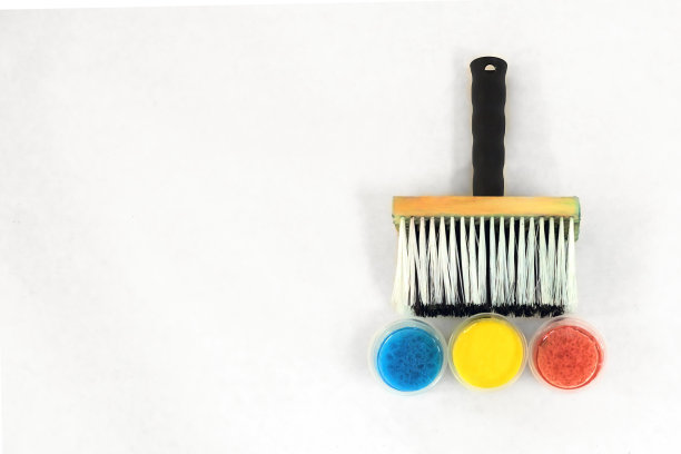 大大小小的画笔和蓝色、黄色和红色的污渍图片下载
