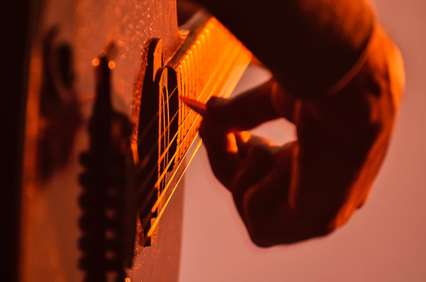 弹吉他图片下载