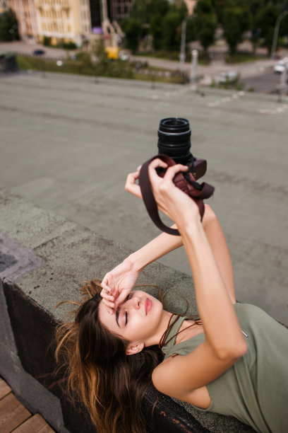 都市摄影女人走屋顶的概念图片下载