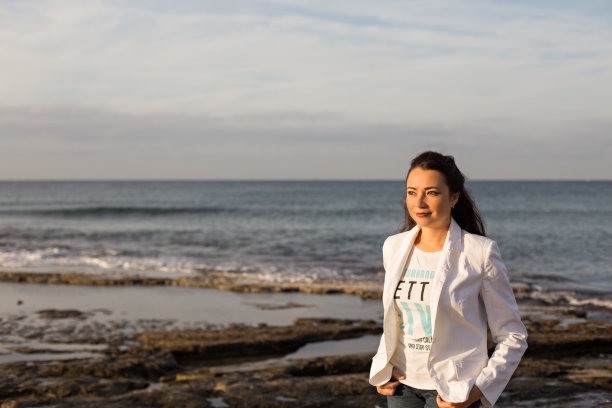 幸福和成功的概念。自信的女性穿着whi图片下载