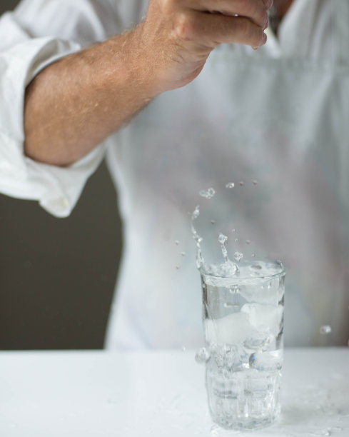 一杯水和冰块图片下载