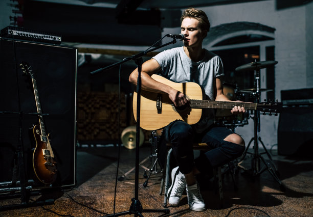 抒情歌手与原声吉他。图片下载