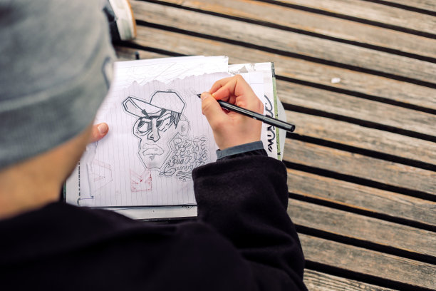 年轻的涂鸦艺术家在户外画素描图片下载