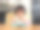 小女孩在家吃蔬菜图片下载
