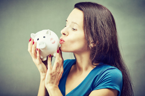 存钱罐的女人笑得很开心图片下载