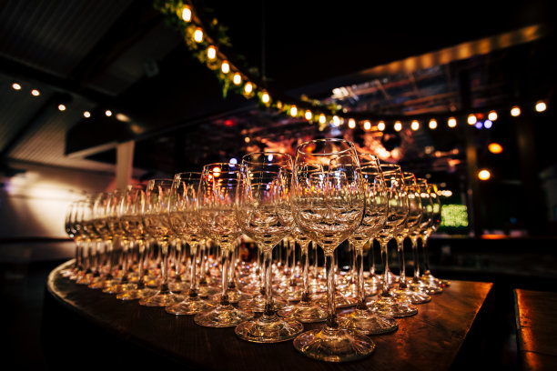 宴会、圣诞节、节假日及婚礼的豪华餐桌。图片下载