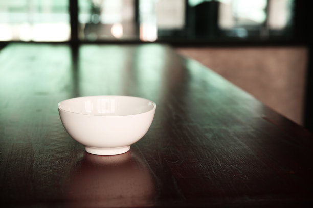 空碗放在木桌上图片下载